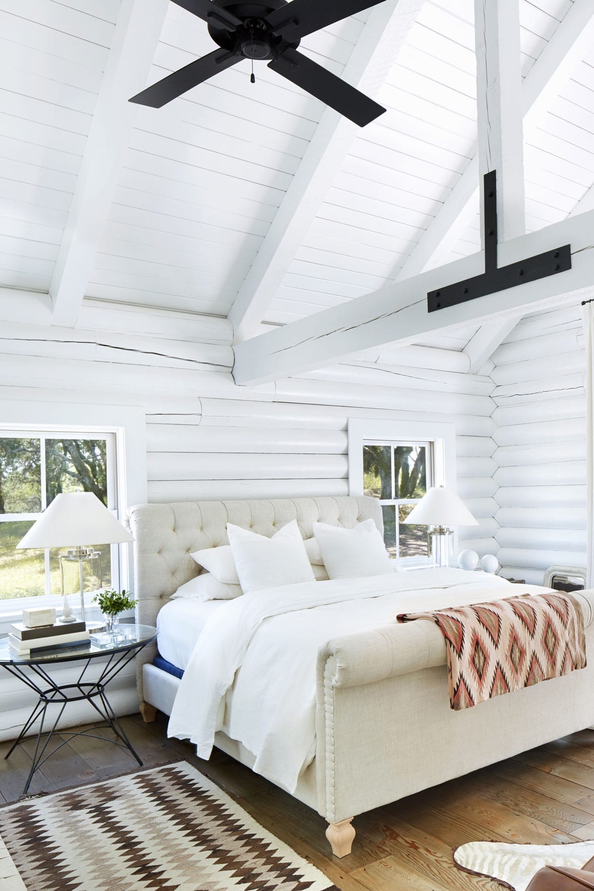 A bedroom with a modern design in a log cabin.