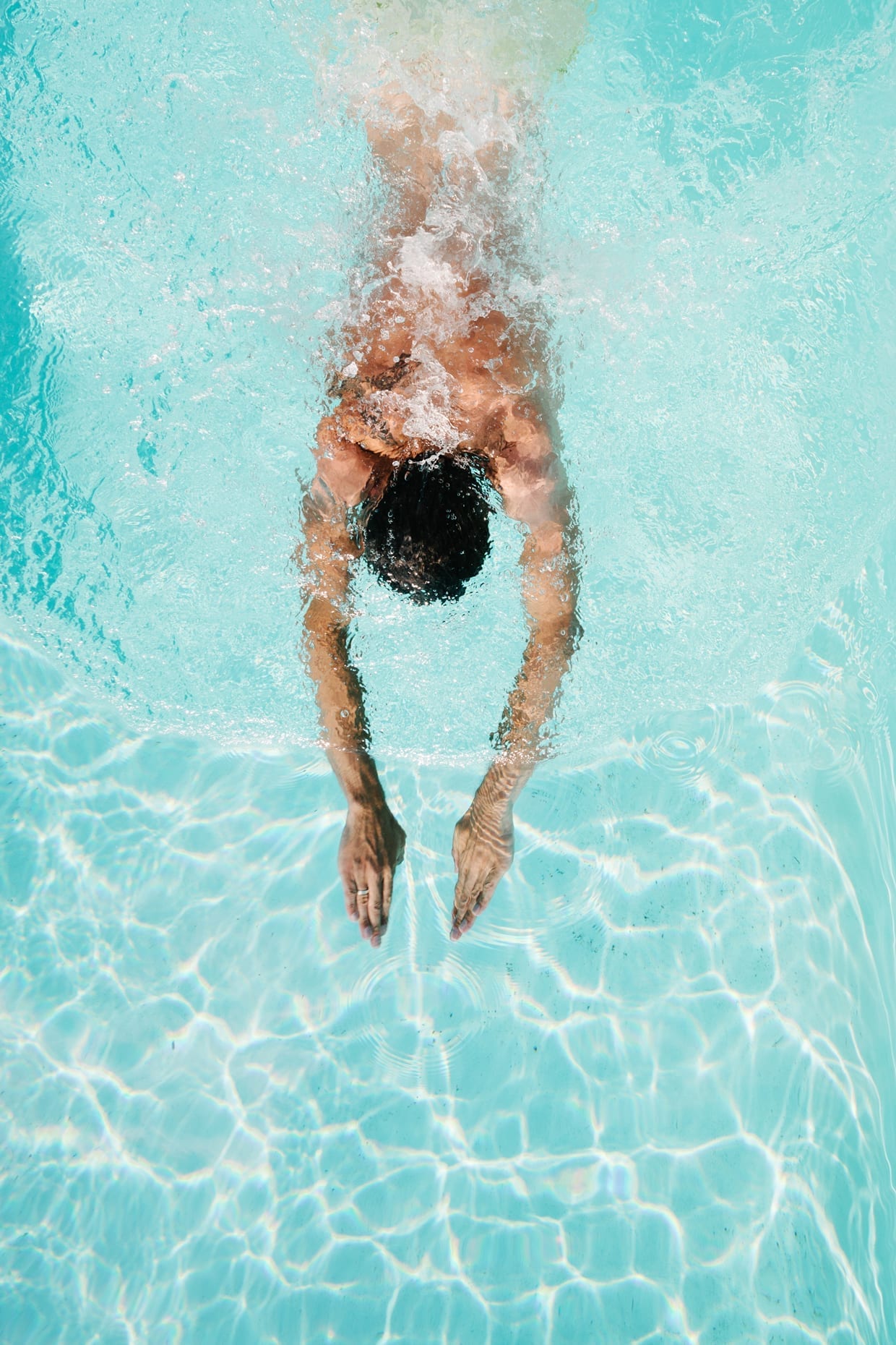 Man underwater in a swimming pool..
